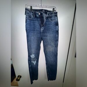 NWT. New with tags  HOLLISTER ULTRA HIGH-RISE MOM JEANS VINTAGE STRETCH